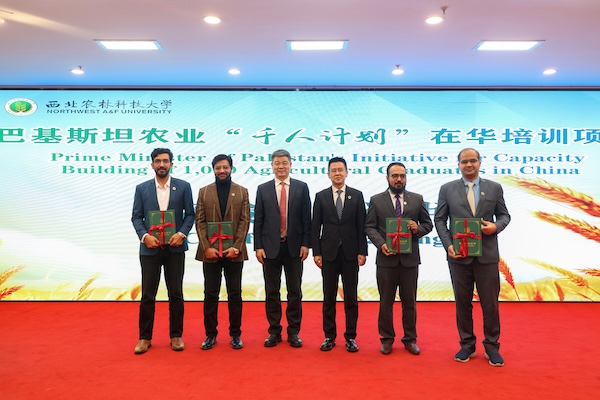 陕西省委外办副主任高进孝先生、西北农林科技大学副校长刘天军教授为家畜育种与基因组学培训班及农业智能装备培训班学员代表颁发培训班证书.JPG