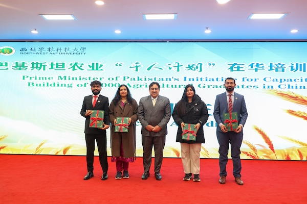 巴基斯坦驻华大使馆副馆长艾扎兹·汗为作物育种与基因组学培训班及牲畜疾病监测与防治培训班学员代表颁发培训班证书.JPG